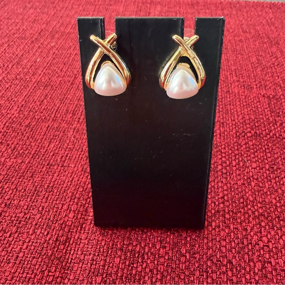 Elegant Gold and Pearl Earrings